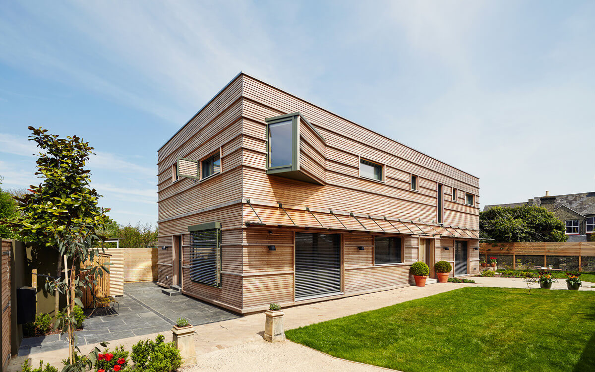 Moderne Architektur, altbewährter Baustoff: Die Fassade dieses Hauses ist mit naturbelassenem Holz verschalt